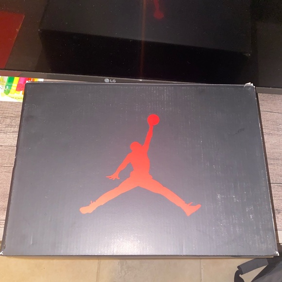 I’m selling Jordan 6s, size 10 and is green & black - Picture 2 of 8